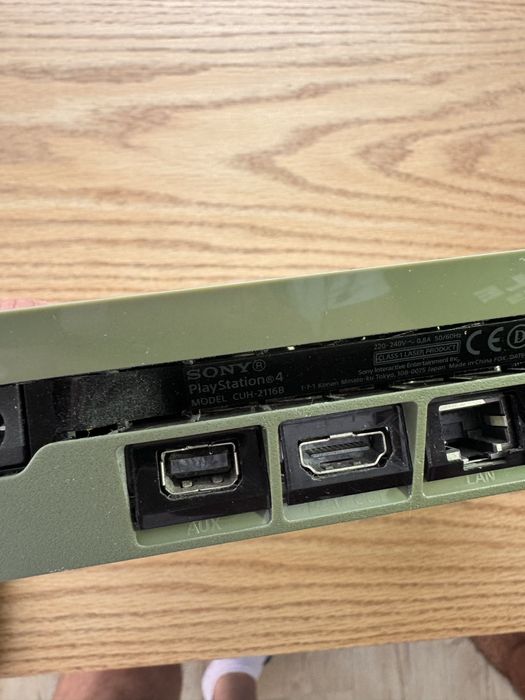 PS4 Slim 1TB + 4 контролера + 5 игри | Камуфлаж