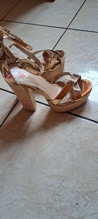 Sandale cu toc gros n.36