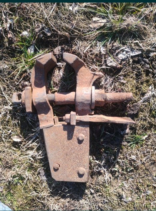 Vând menghina veche