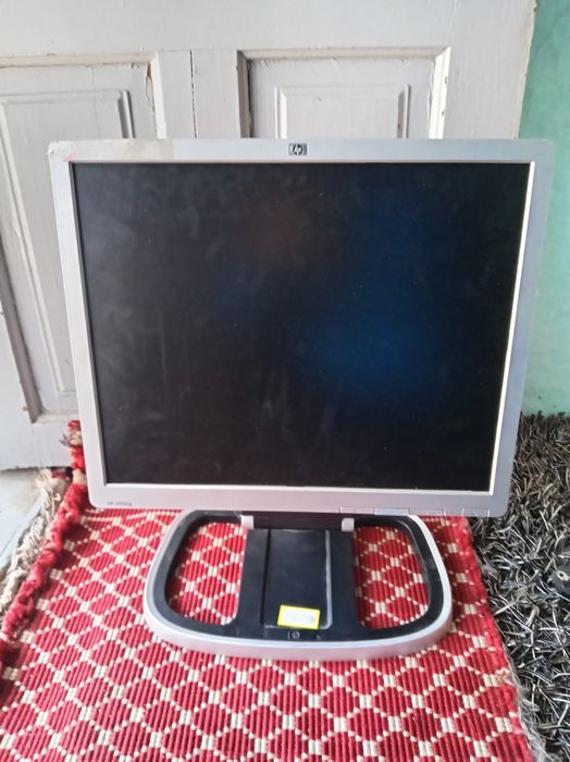 Vând monitor HP L1950g