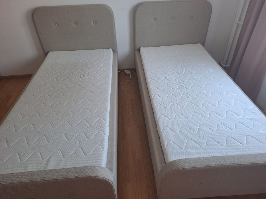 Vând două paturi 90×200 saltea din spumă inclusa in pret.