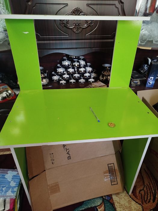 Detski kravat stol sotiladi