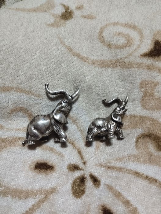 Vînd elefanții  miniatură din argint brut