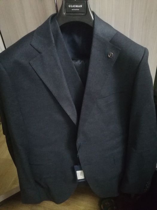 Продам костюм тройка новый