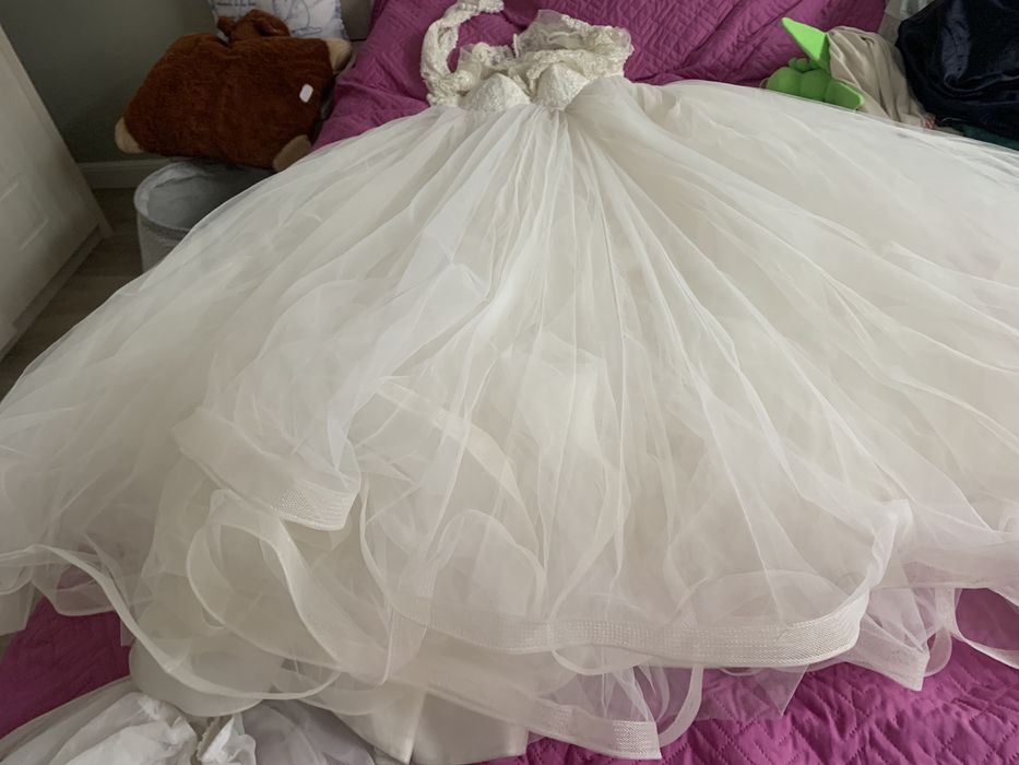 Vand Rochie de mireasa marime xs, informatii la nr de telefon.