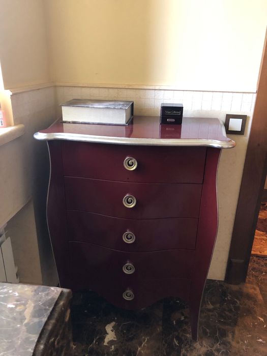 Мебель тумба и витрина