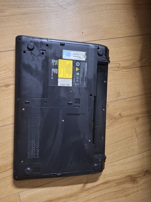 Laptop cu peste 100 de jocuri