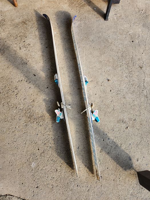 Vând Schiuri de 1,60 m