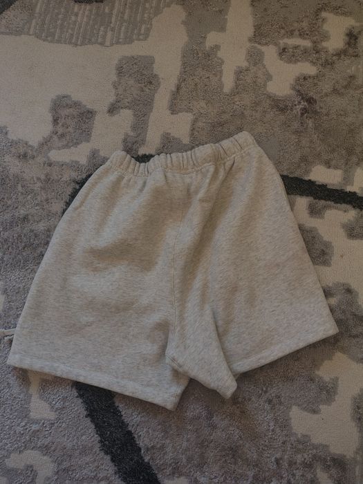 vând pantaloni essentials