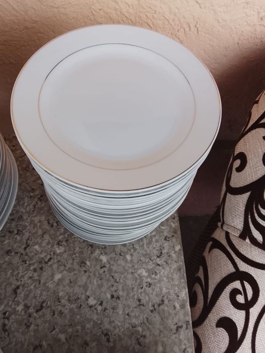 Продам красивые белые тарелки.