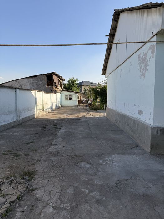 Oxangaron markazida katta hovli uy sotiladi.