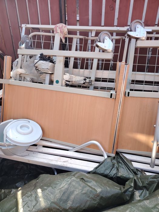 Vând pat pentru persoanele imobilizate la pat și scaun toleta