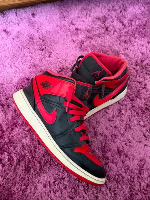 vand jordan 1,red and black,marime 40