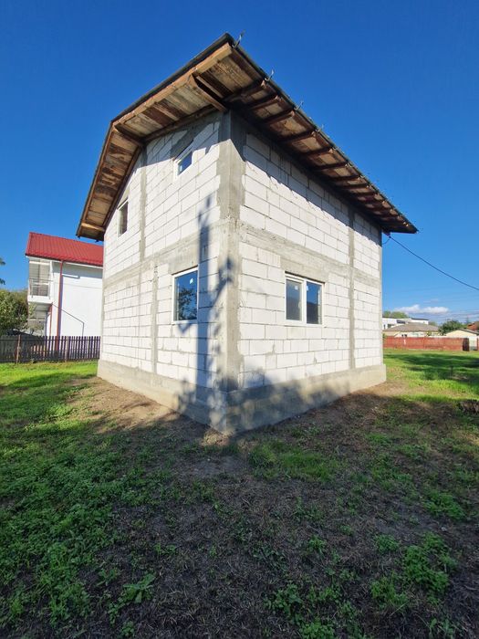 Casa la rosu din 2013 + teren 745 mp pe DN1  in Puchenii Mari