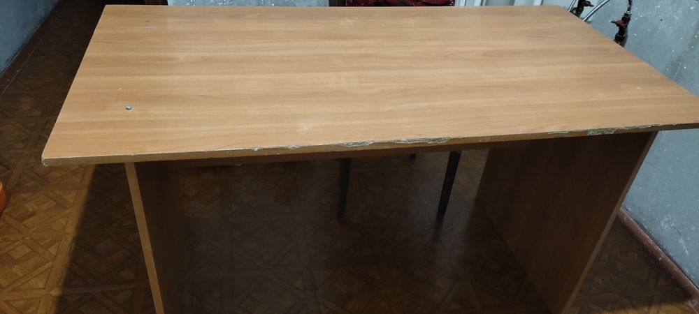 Отдам бесплатно стол из ДСП