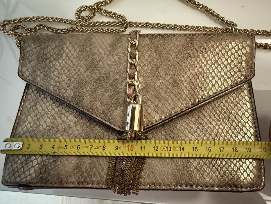 Poșetă aurie elegantă