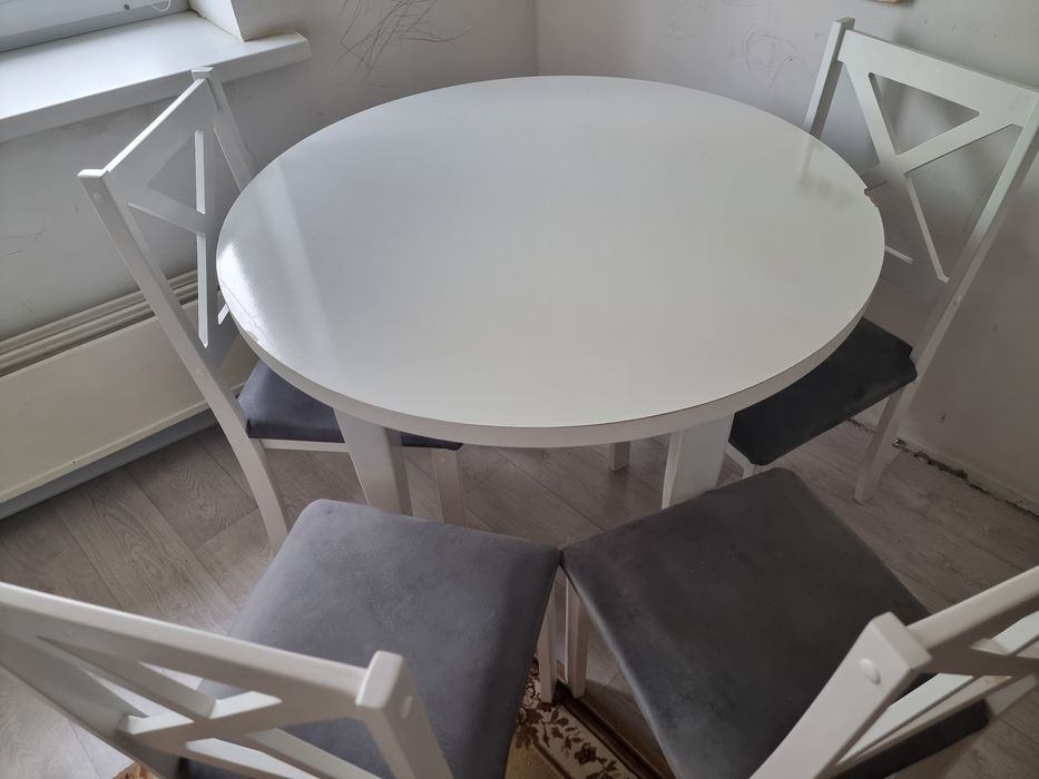 Стол со стульями