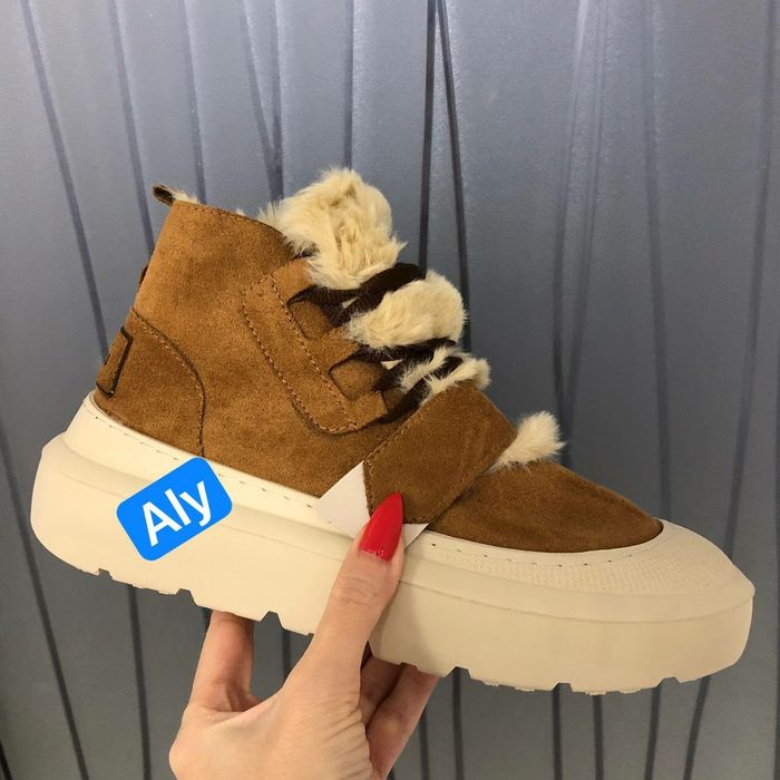 Adidasi și ugg--uri