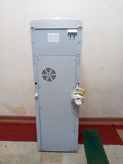 Кулер для горячий и холодный воды отличном рабочим сосотоянии!