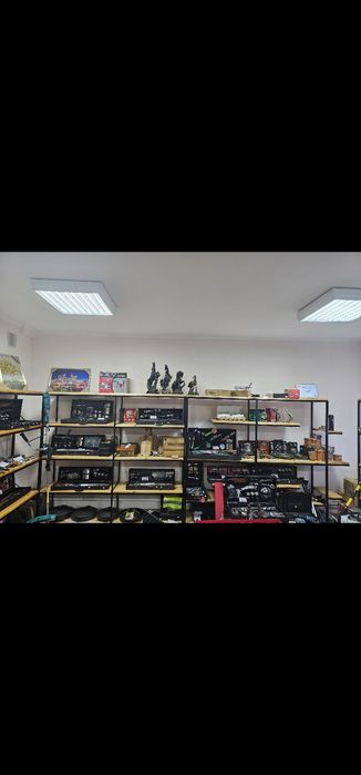 Стеллажи с полками под товар