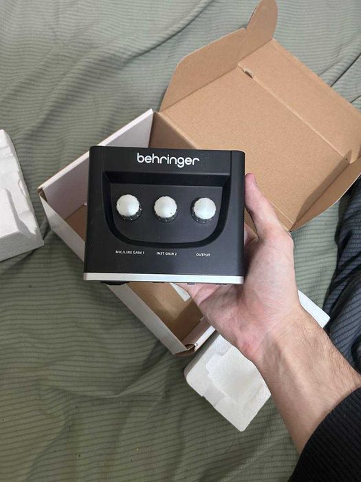 Звуковая карта behringer u-phoria um2