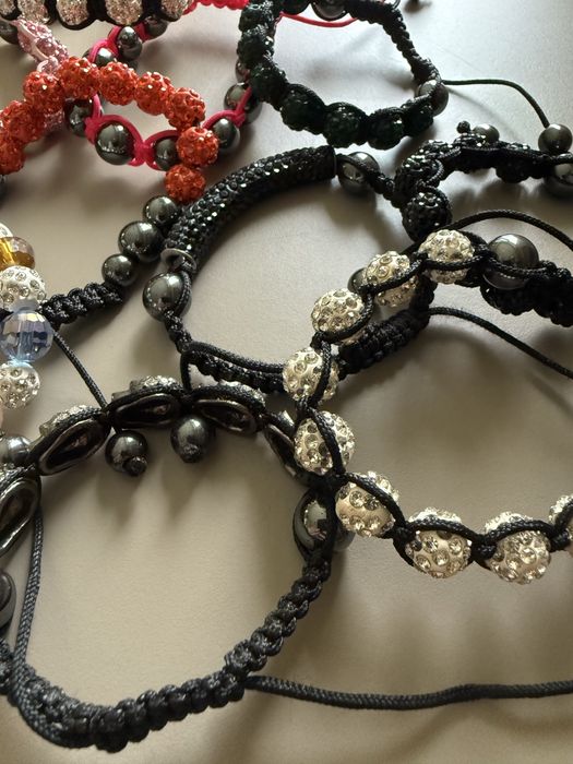 Vand 11 bratari cu pietricele