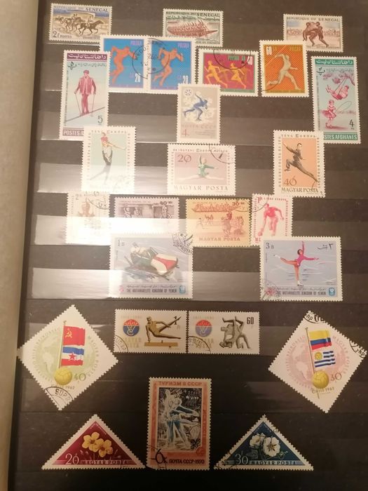 колекция от пощенски марки в класьор