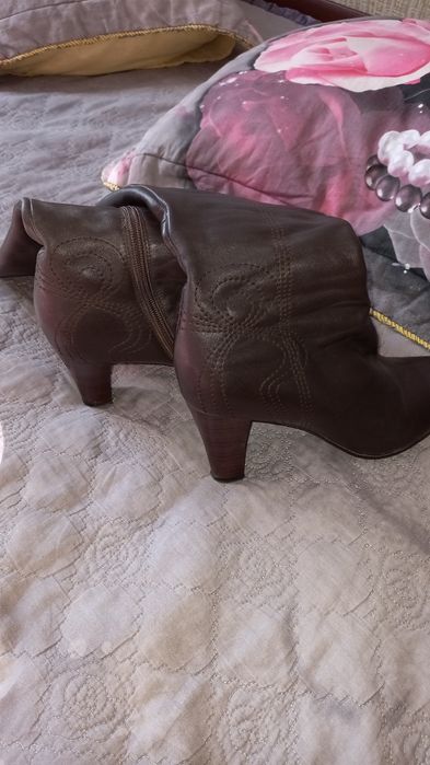 Продам кожаные сапоги. Размер 39