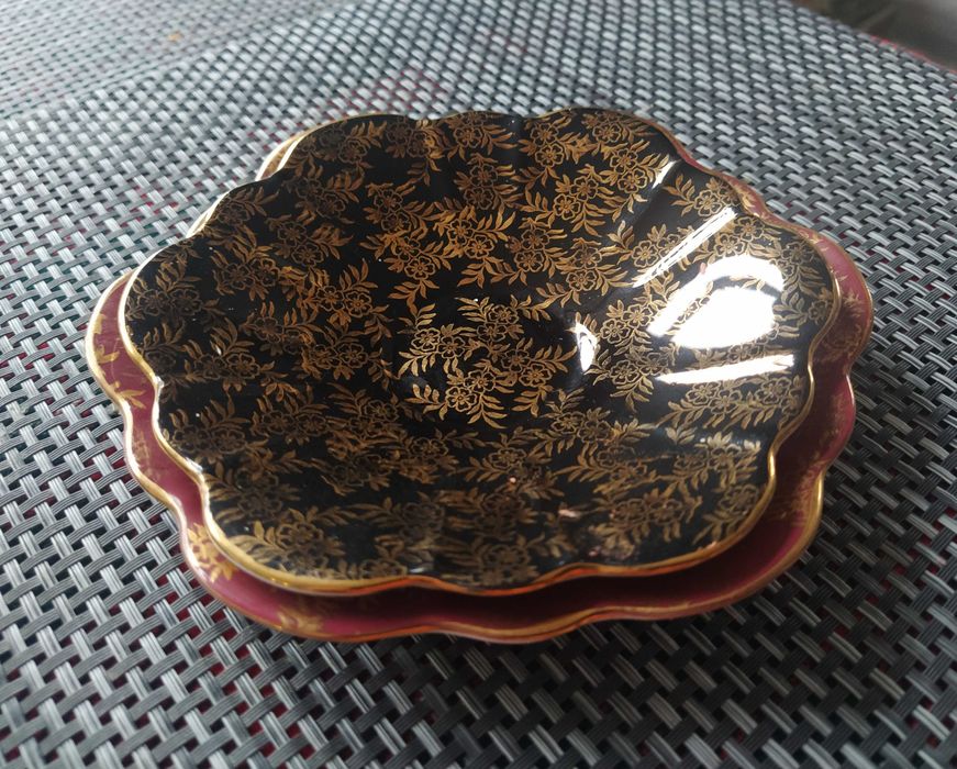 "Royal Stuart" две декоративни чинии със златна "шинуазри" декорация.