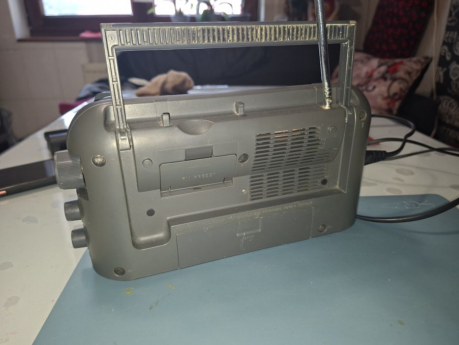 Radio mic Sony, 4 benzi radio ( inclusiv Antena Satelor), perfect funcțional,  sunet puternic