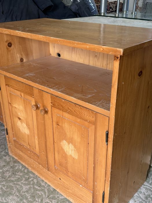 Comodă compactă din lemn de pin