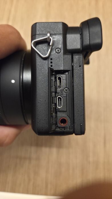 Пълен сет: Sony a6400 (Само 3822 кадъра!) + Sigma 18-50mm f/2.8 + Аксесоари