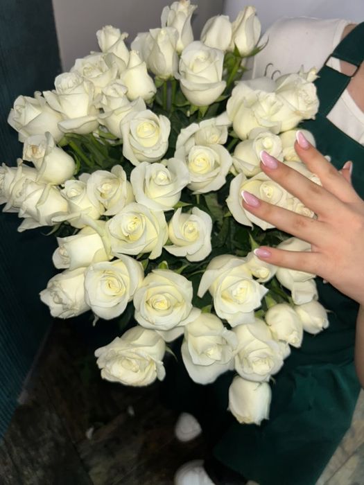 Свежий букет из белых роз