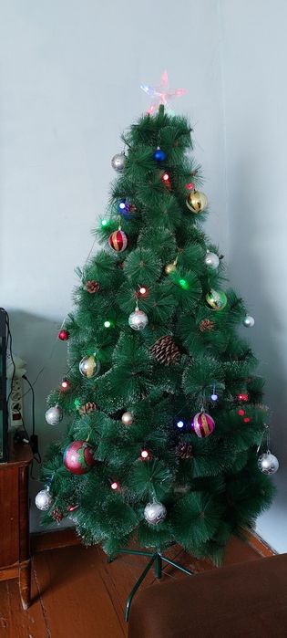 Елка с игрушками и гирляндой готовая