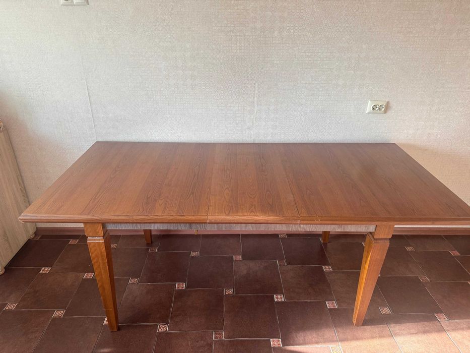 Продаётся стол раздвижной. Обеденный. Из натурального дерева.