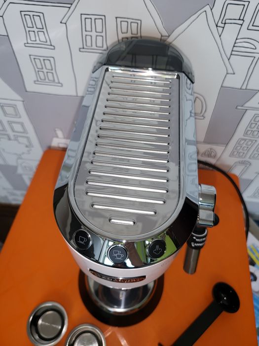 Кафемашина с ръкохватка DeLonghi Dedica EC685.W Бяла