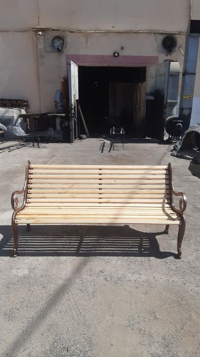 Скамейки.  Урно.