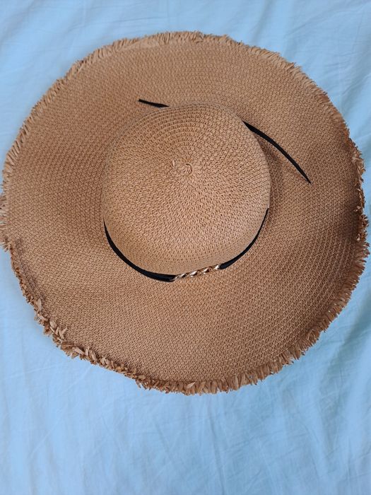 Лот от 2бр плажни шапки за 10лв общо