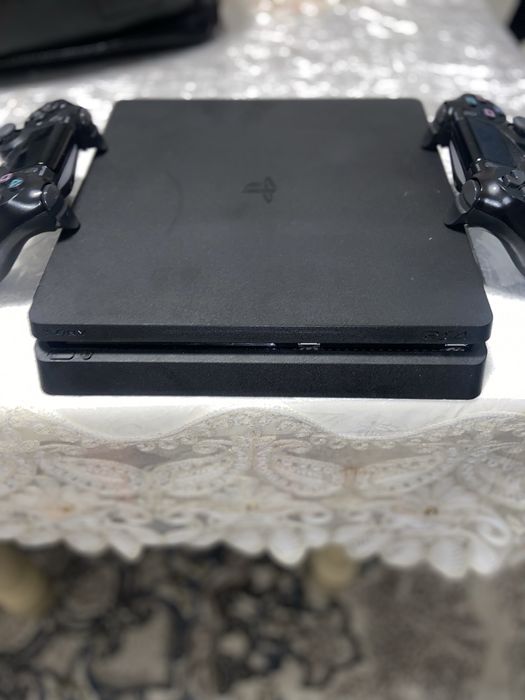 PlayStation 4.  1 tb 11 oyini bor zor sastayanada plombalari olinmagan
