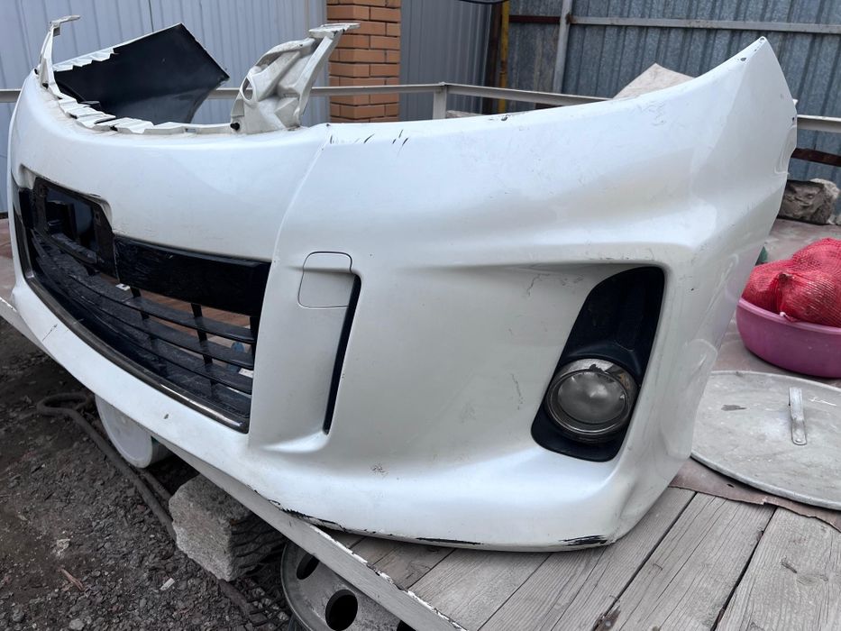 Продаю передний бампер Toyota Estima