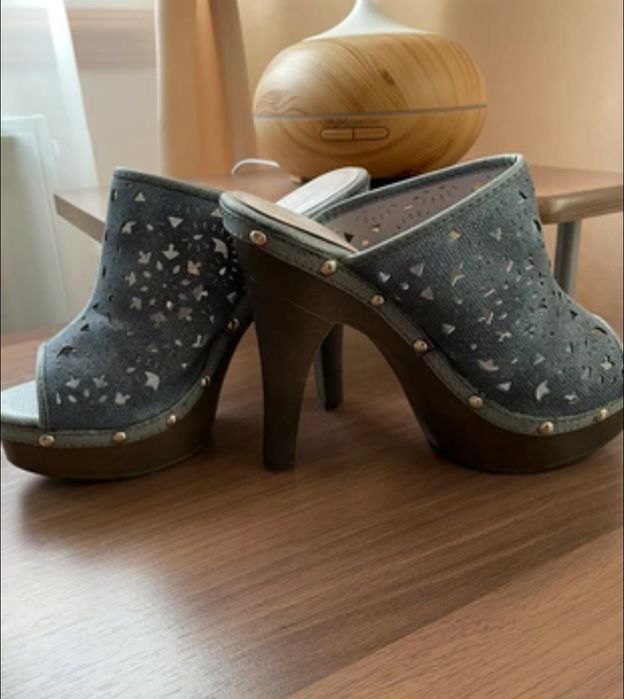 дамски чехли с отворени пръсти и дървен ток