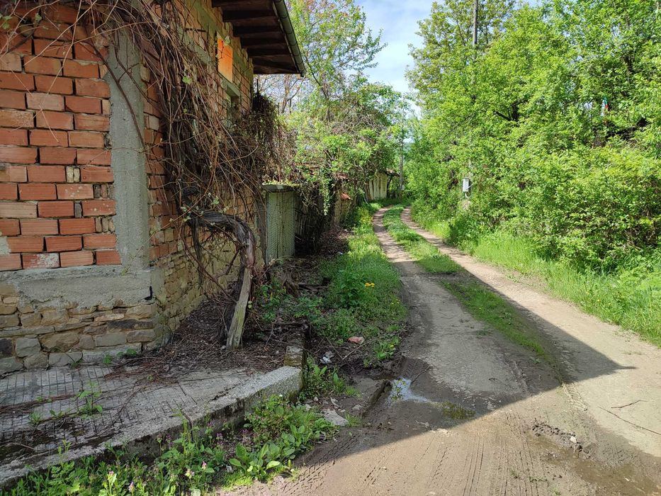 масивна къщa в Еленския балкан в село Тънки Рът.