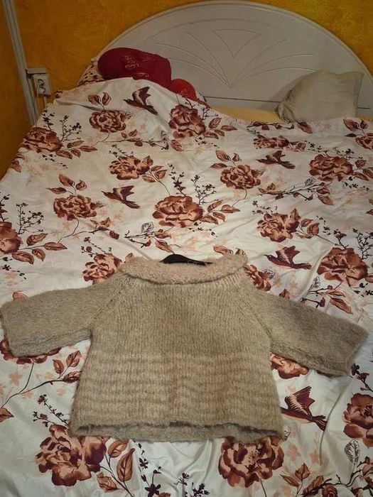 Pulover fluffy off shoulder Avenue Foch 36/38 gri roz cozy nou