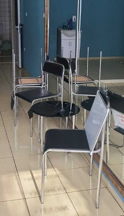 Посетителски стол 2бр и стъклена маса