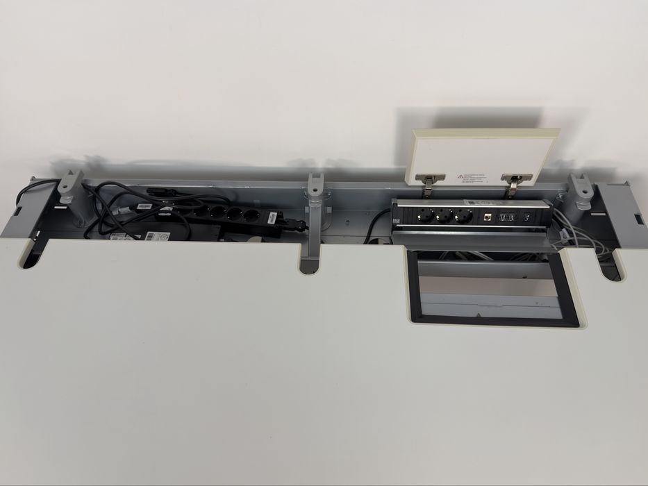 Бяло електрическо бюро с регулируема височина – VS обзавеждане