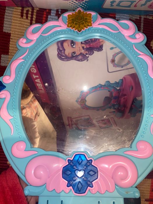 Vând masă de înfrumusețare fetițe