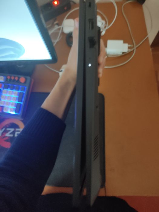 Lenova noutbuk sotiladi