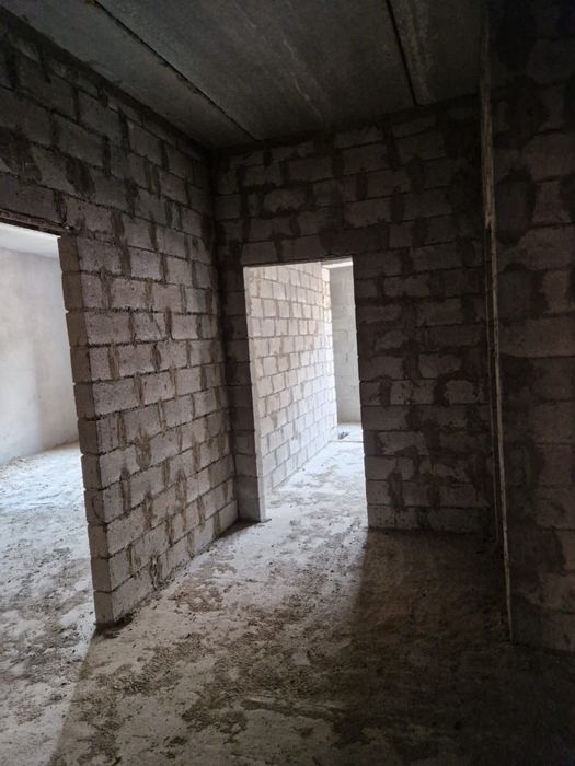 Черновой 5 бөлмелі кең пәтер сатылады.