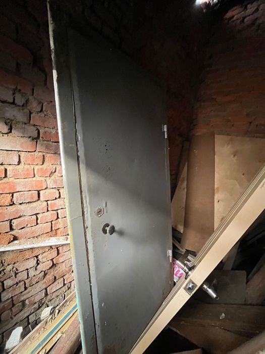 Продам б/у железную дверь