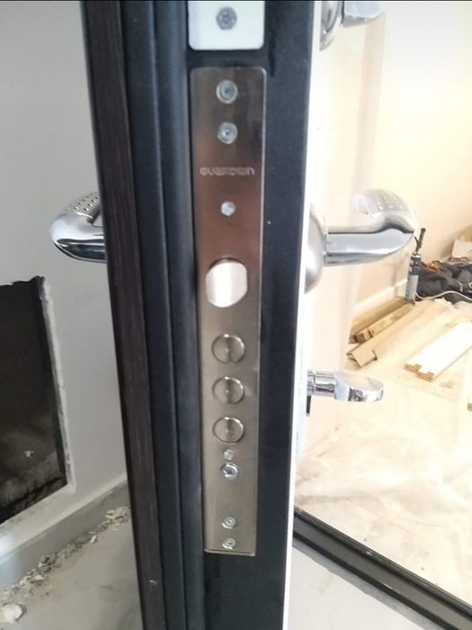 Сервисное обслуживание входных дверей.